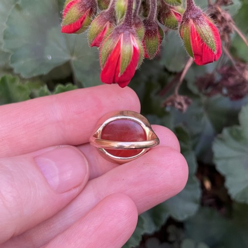 Antiquités - Bague en or avec une intaille romaine représentant une Minerve assise devant un troph