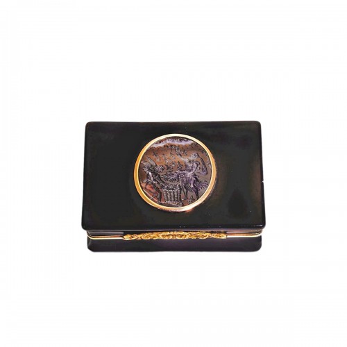 Gold and tortoiseshell snuff box with an agate intaglio