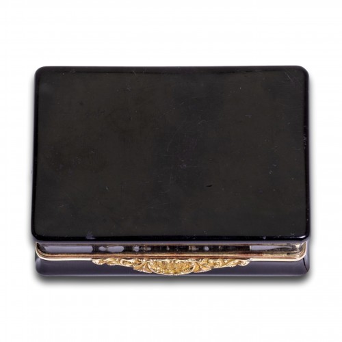 Gold and tortoiseshell snuff box with an agate intaglio - 