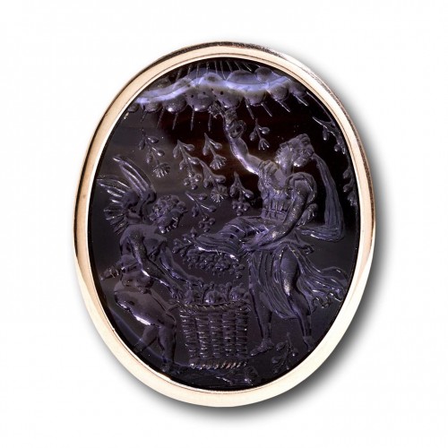 Gold and tortoiseshell snuff box with an agate intaglio - 