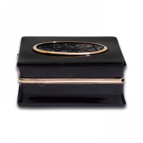 Antiquités - Gold and tortoiseshell snuff box with an agate intaglio