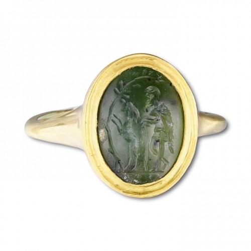 Gold ring with a plasma intaglio of a shepherd - Antique Jewellery Style 