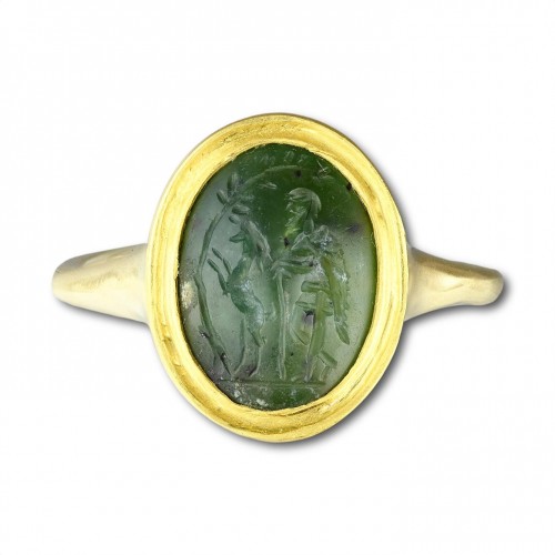 Antique Jewellery  - Gold ring with a plasma intaglio of a shepherd