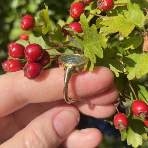 Avant JC au Xe siècle - Bague en or avec une intaille plasma représentant un berger