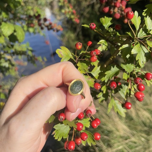 Gold ring with a plasma intaglio of a shepherd - 