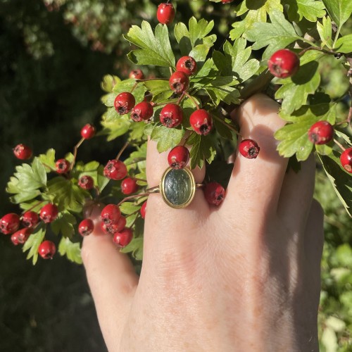 Antiquités - Bague en or avec une intaille plasma représentant un berger