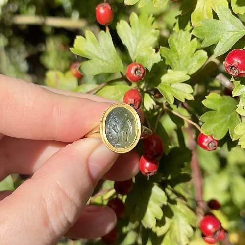 Antiquités - Bague en or avec une intaille plasma représentant un berger