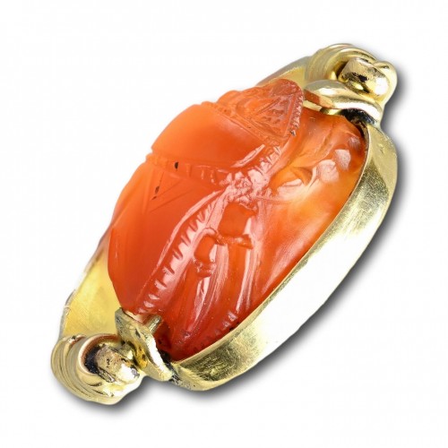 Gold ring with an Etruscan carnelian scarab - Antique Jewellery Style 