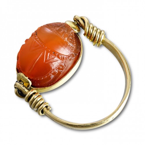 Gold ring with an Etruscan carnelian scarab - 