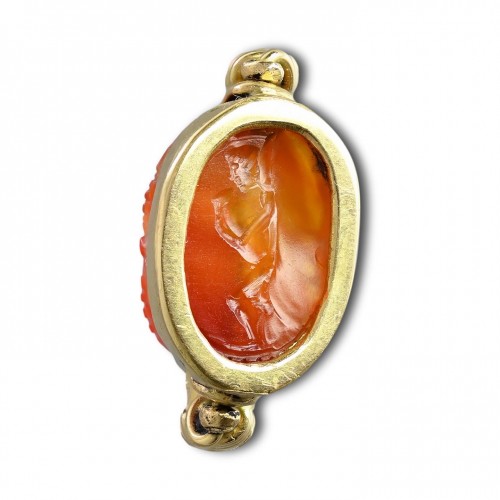 Gold ring with an Etruscan carnelian scarab - 