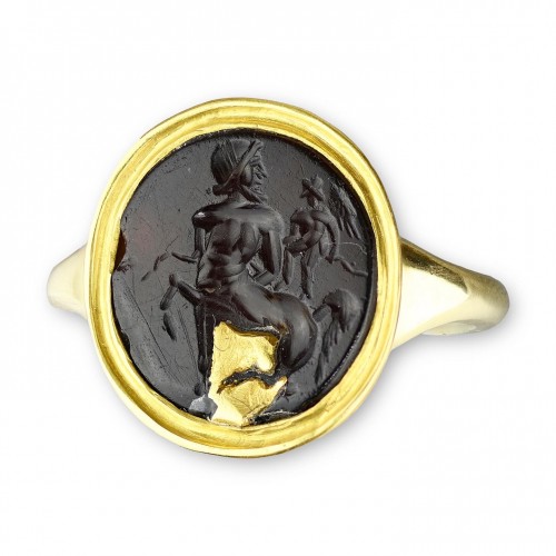 Bague en or avec une intaille d'ardoise représentant Cupidon et un Centaure - Matthew Holder