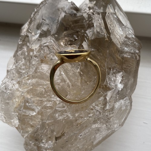 Avant JC au Xe siècle - Bague en or avec une intaille d'ardoise représentant Cupidon et un Centaure