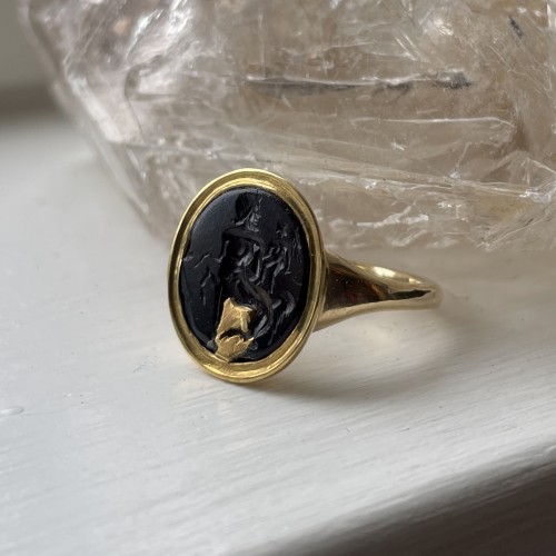 Antiquités - Gold ring with a sard intaglio of Cupid and a Centaur