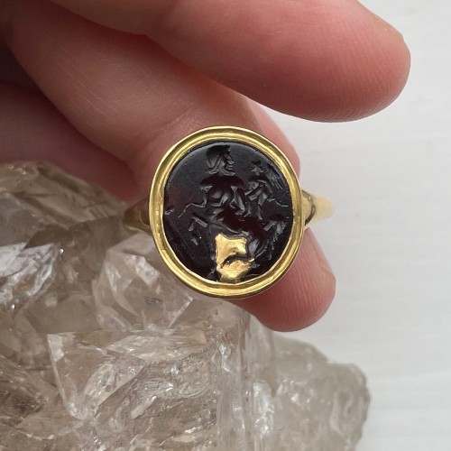 Antiquités - Bague en or avec une intaille d'ardoise représentant Cupidon et un Centaure