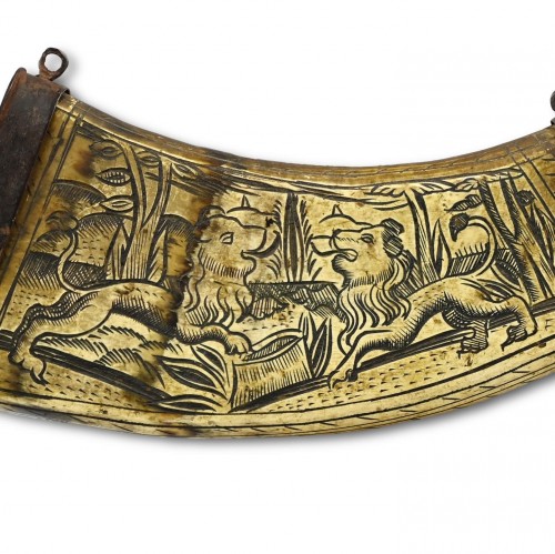 Collections Armes & Souvenirs Historiques - Flacon à poudre en fer et corne de vache gravé de deux lions