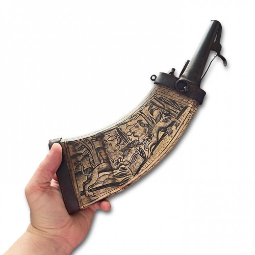 Iron and cow horn powder flask engraved with two lions - 
