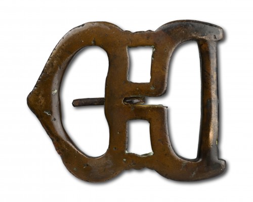 Deux grandes boucles médiévales en bronze - 