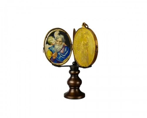Grand pendentif reliquaire en cuivre gravé et doré début du XVIIe siècle