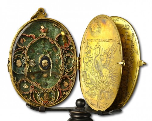 Art sacré, objets religieux  - Grand pendentif reliquaire en cuivre gravé et doré début du XVIIe siècle