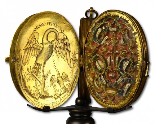 Large engraved copper gilt reliquary pendant, early 17th century - 