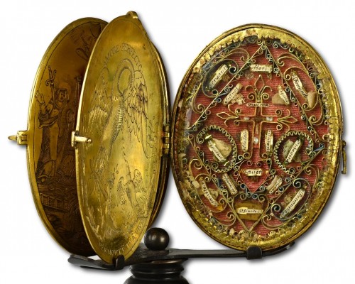  - Grand pendentif reliquaire en cuivre gravé et doré début du XVIIe siècle
