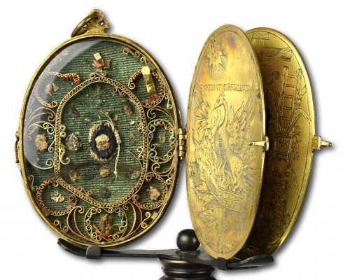 Antiquités - Grand pendentif reliquaire en cuivre gravé et doré début du XVIIe siècle