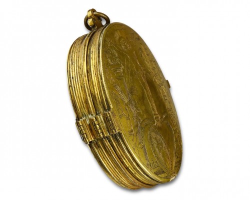 Antiquités - Grand pendentif reliquaire en cuivre gravé et doré début du XVIIe siècle