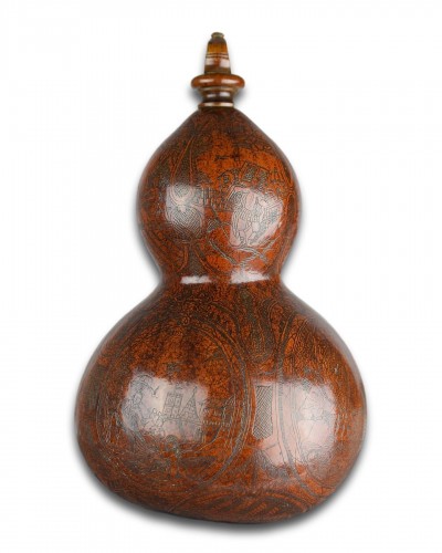 Flasque de pèlerins en gourde richement patinée et gravée XVIIIe siècle - Objets de Curiosité Style 
