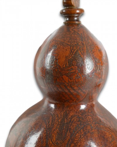Objets de Curiosité  - Flasque de pèlerins en gourde richement patinée et gravée XVIIIe siècle