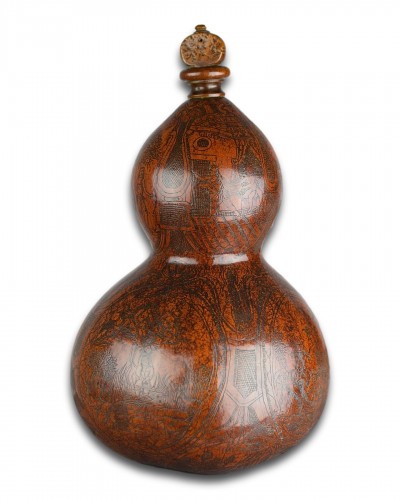 Flasque de pèlerins en gourde richement patinée et gravée XVIIIe siècle - 