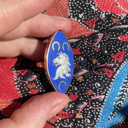 Gold ring with an enamelled heraldic crest of a horse - 
