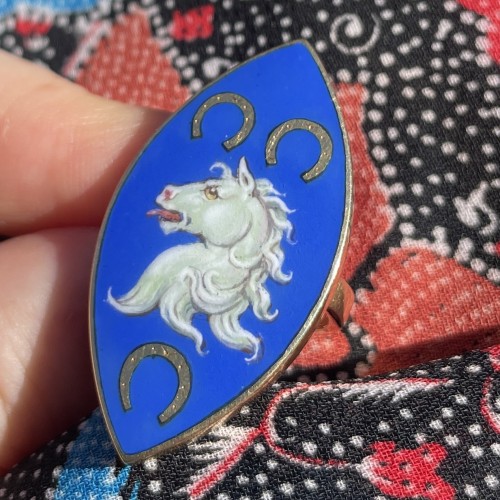 Gold ring with an enamelled heraldic crest of a horse - 