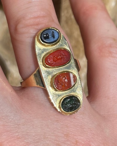 Gold ring set with four Ancient and Renaissance hardstone intaglios - 