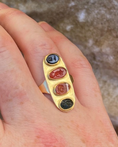 Antiquités - Gold ring set with four Ancient and Renaissance hardstone intaglios
