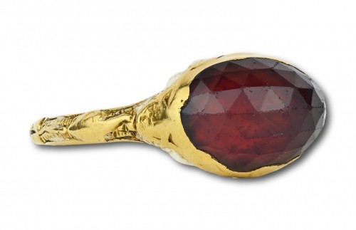 Antique Jewellery  - Gold and enamel ring set with a faceted garnet