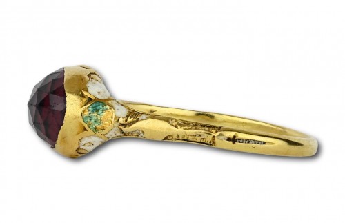 XVIIe siècle - Bague en or et émail sertie d'un grenat facetté