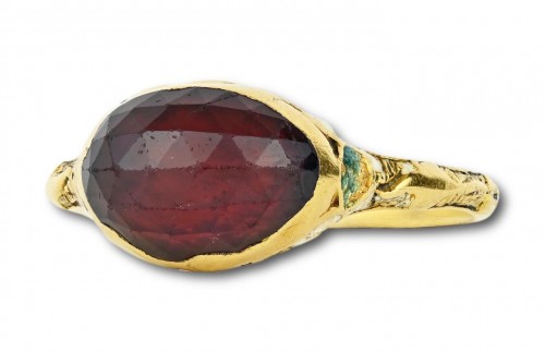 Gold and enamel ring set with a faceted garnet - 