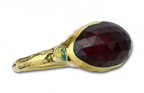  - Gold and enamel ring set with a faceted garnet