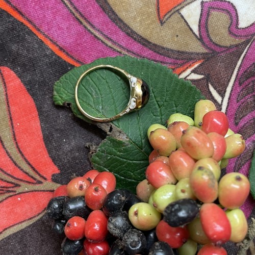 Antiquités - Gold and enamel ring set with a faceted garnet