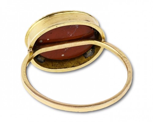 Antiquités - Gold ring with rare ancient jasper intaglio of Eros riding a giant phallus