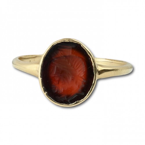 20th century - Gold ring with a carnelian intaglio of Zeus-Serapis, Roman, 1st - 2nd centu