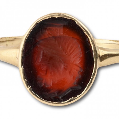 Antiquités - Gold ring with a carnelian intaglio of Zeus-Serapis, Roman, 1st - 2nd centu