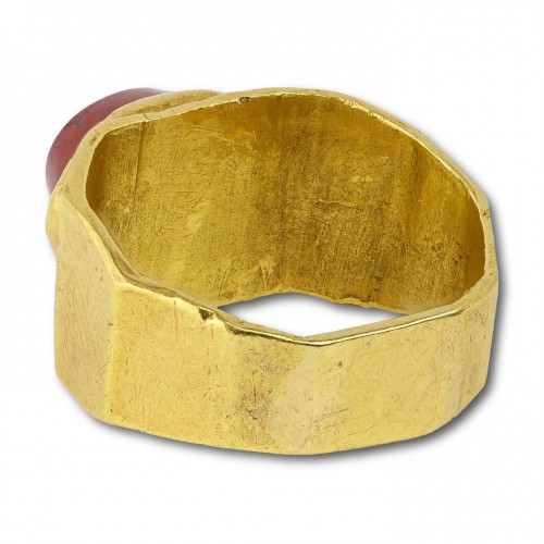 Bague en or avec une intaille en cornaline de Zeus-Serapis - Matthew Holder