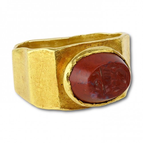 Antiquités - Gold ring with a carnelian intaglio of Zeus-Serapis