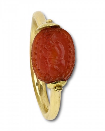 20th century - Gold ring with an ancient carnelian scarab