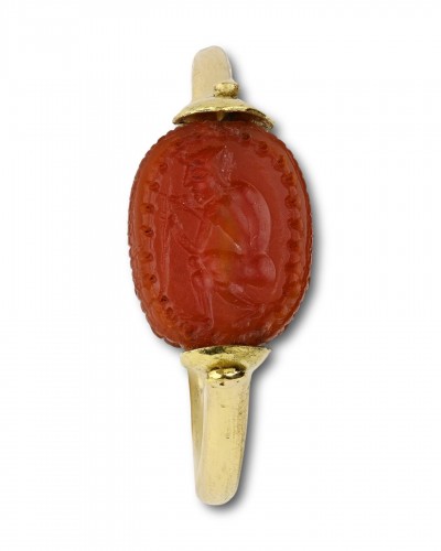 Antiquités - Bague en or avec un ancien scarabée cornaline