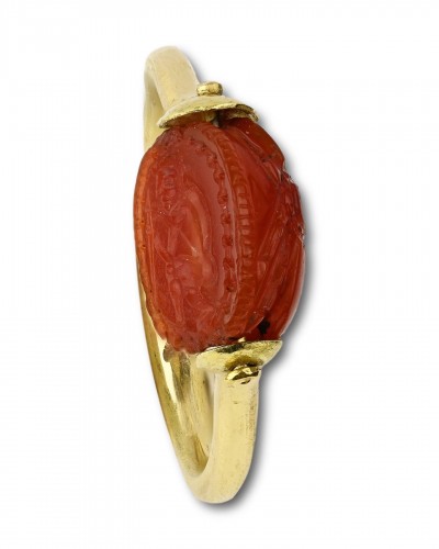 Antiquités - Bague en or avec un ancien scarabée cornaline