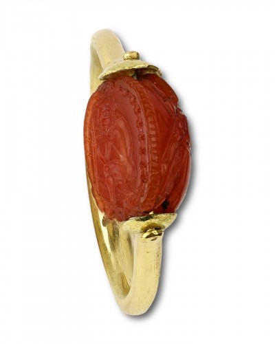 Antiquités - Gold ring with an ancient carnelian scarab