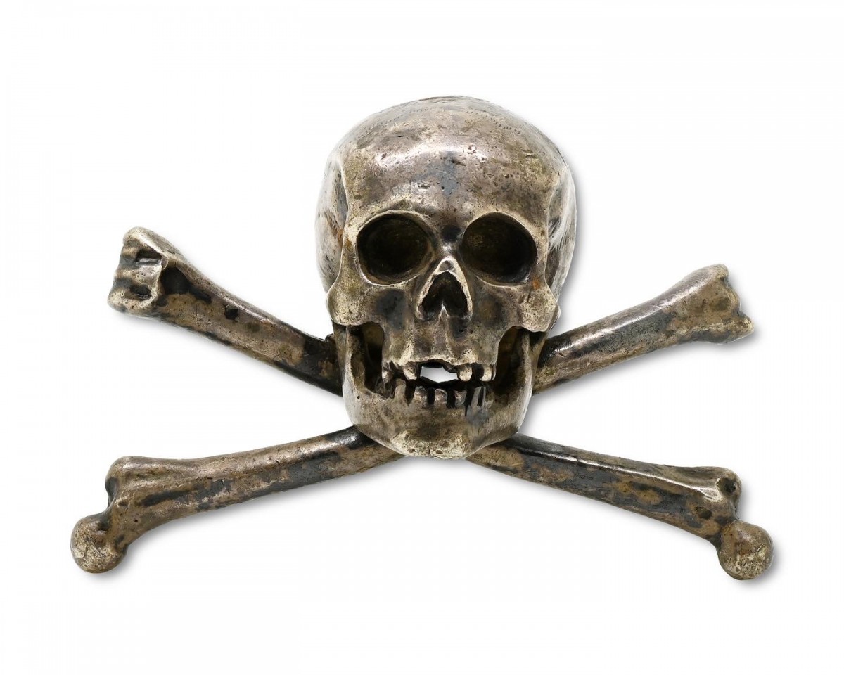 Finely modelled silver skull and crossed bones - Ref.107027