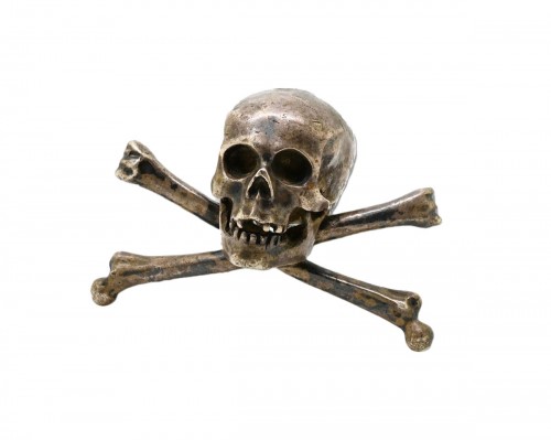 Finely modelled silver skull and crossed bones